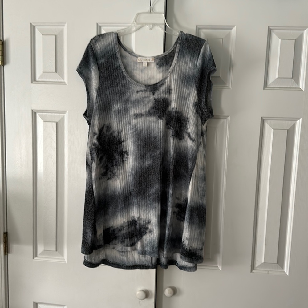 Lightweight sleeveless tunic top